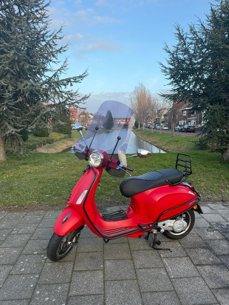 Vespa Primavera Sport mat rood full option, Fietsen en Brommers, Scooters | Vespa, Ophalen, Vespa S, Zo goed als nieuw, Benzine