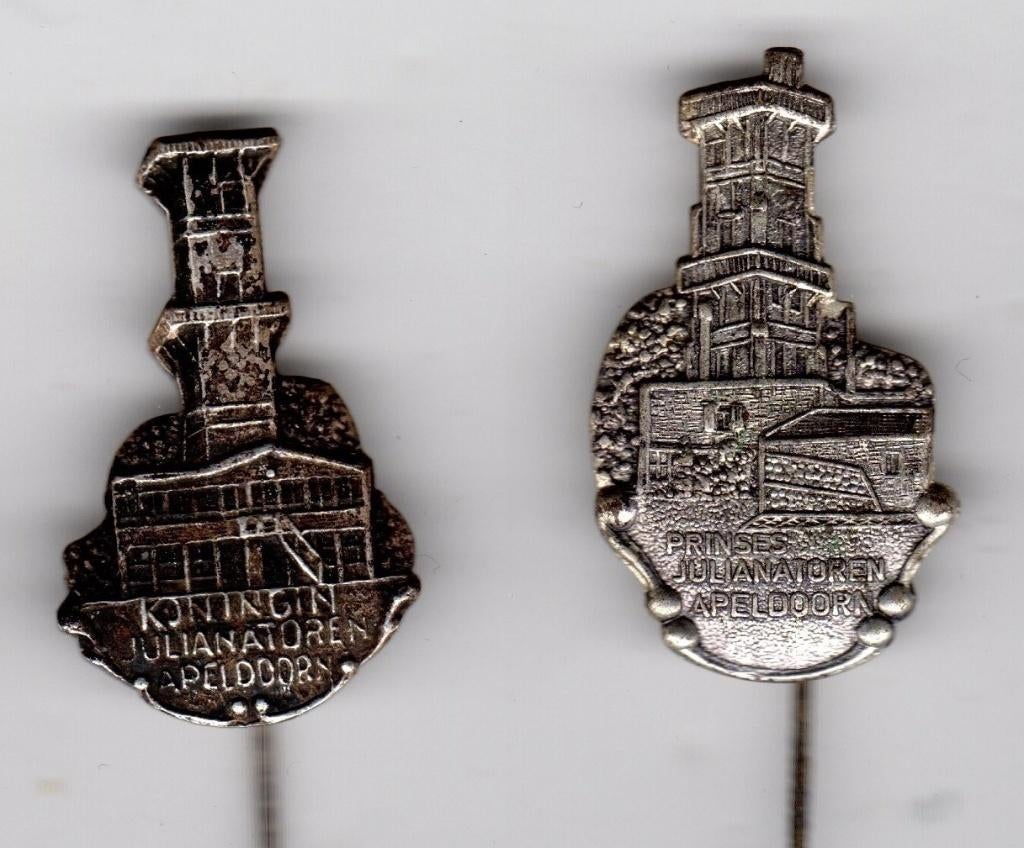 2 speldjes PRINSES EN KONINGIN JULIANATOREN APELDOORN (A3), Verzamelen, Speldjes, Pins en Buttons, Verzenden, Zo goed als nieuw