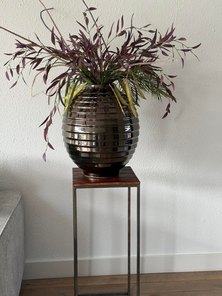 Riverdale vaas met bloemen van Silka en zuil., Huis en Inrichting, Woonaccessoires | Zuilen en Pilaren, Ophalen, Zo goed als nieuw