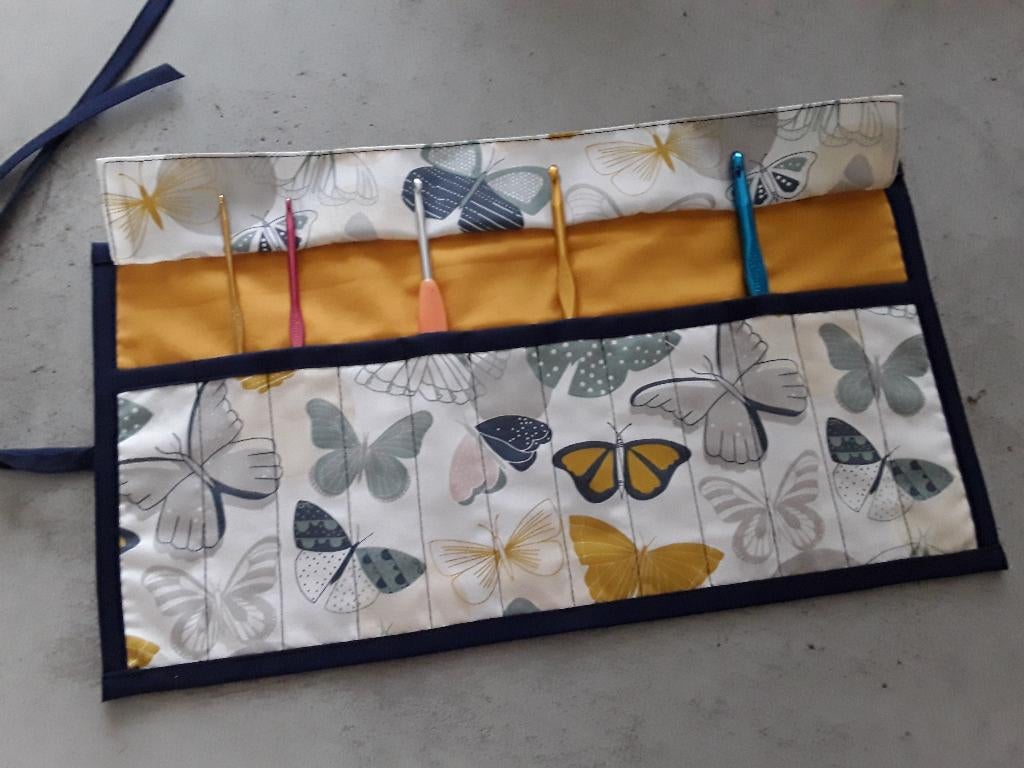 Mooie haaknaaldenrol 'vlinders' voor 12 gangbare haaknaalden, Ophalen of Verzenden, Nieuw, Breien of Haken, Overige typen