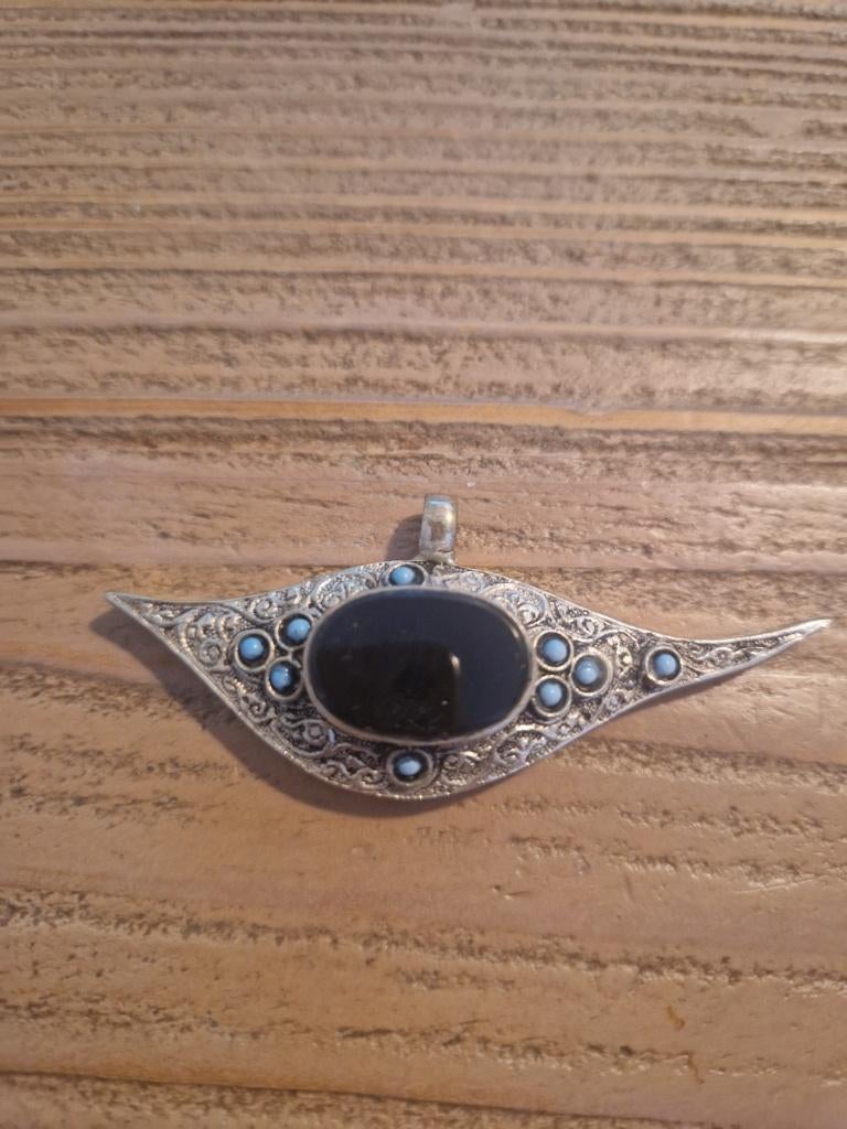 Tibetaanse hanger met onyx en turquoise steentjes