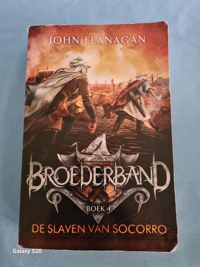 Broederband 4: De Slaven van Socorro - John Flanagan, Ophalen of Verzenden, Gelezen, John Flanagan