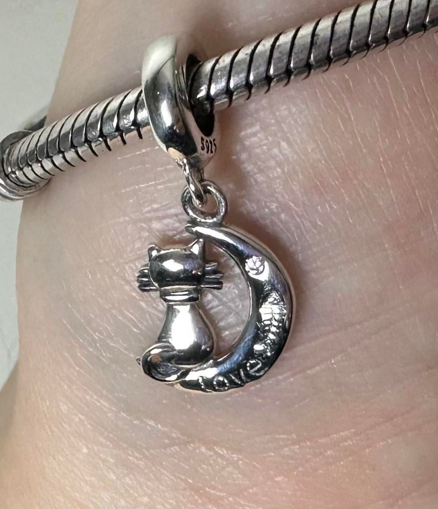 Mooie nieuw zilveren bedel kat op maansikkle. Gemerkt S925, Sieraden, Tassen en Uiterlijk, Bedels, Overige merken, Verzenden, Nieuw