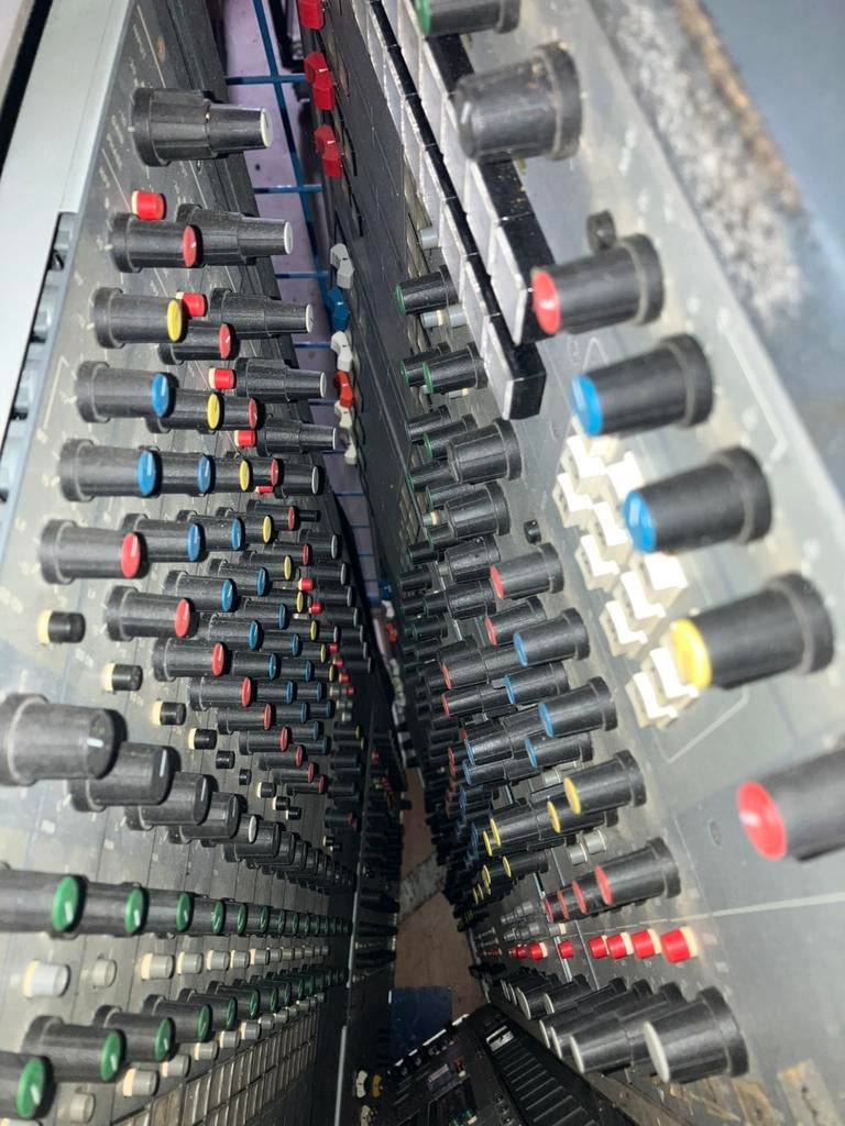 2x eela 440 grote radio studio tafel analoog TEAB, Muziek en Instrumenten, Mengpanelen, Gebruikt, Eela, Mail, Microfooningang