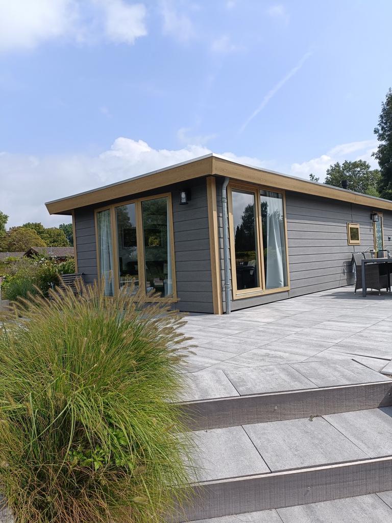 Chalet  te huur aan groot zwem/vis water., 2 slaapkamers, Recreatiepark, Gelderland en Veluwe, Aan meer of rivier