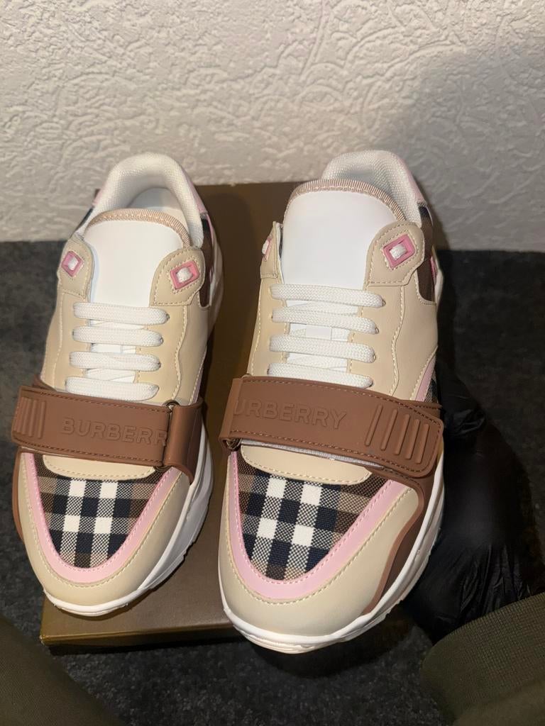 Burberry Sneaker – Beige / Roze, Ophalen