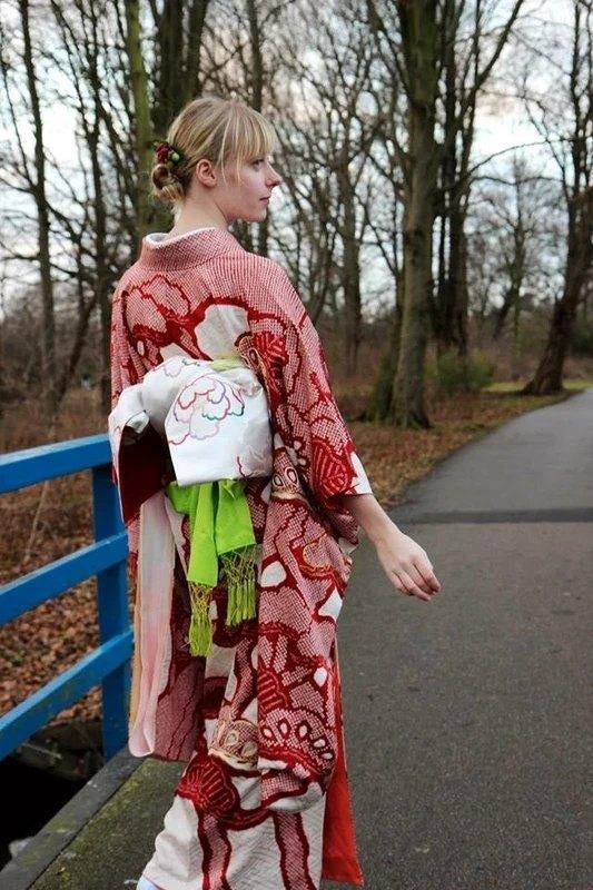 Rode vintage zijden shibori furisode kimono met goud en pine, Ophalen of Verzenden, Dames
