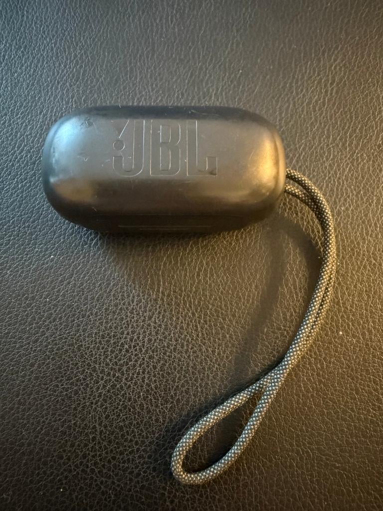 Original JBL Reflect Mini black charging case, Ophalen of Verzenden, Gebruikt, In oorschelp (earbud)