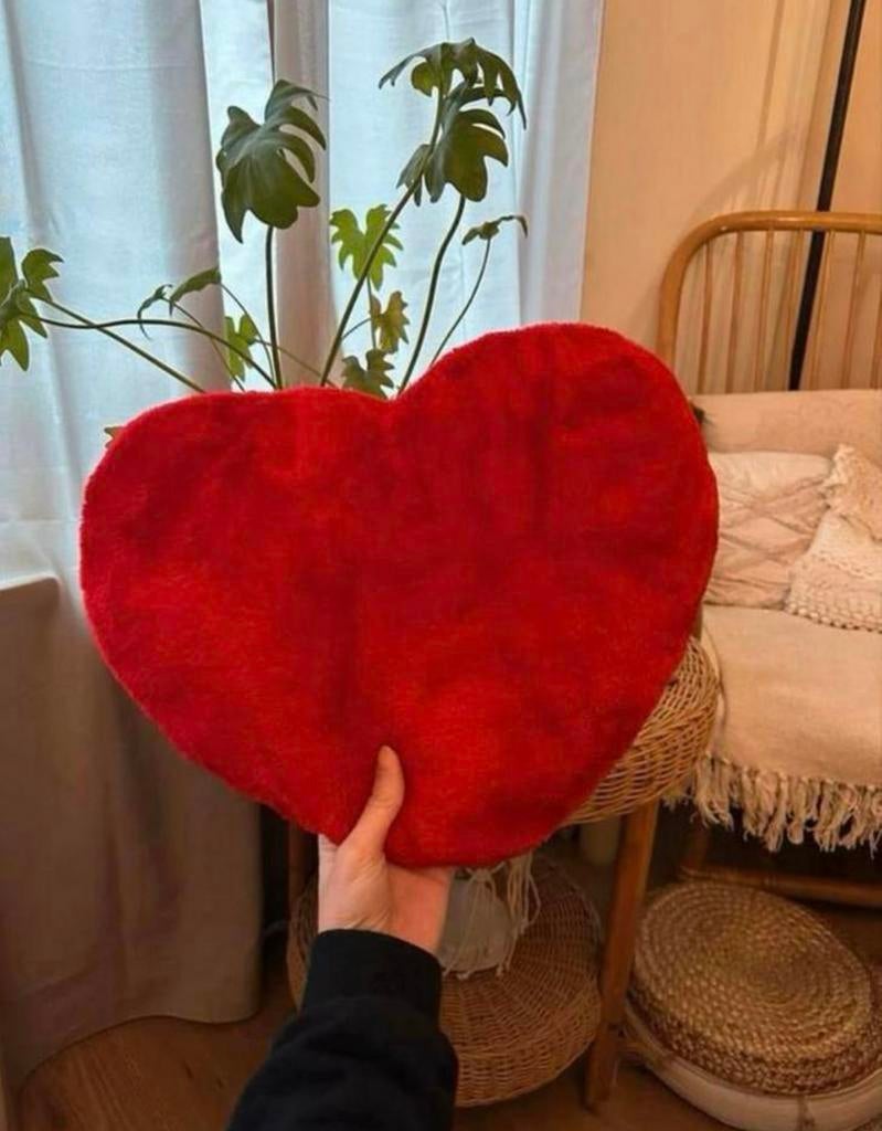 Een rood kussen in vorm van een hart - Valentijn tip!, Ophalen of Verzenden, Zo goed als nieuw