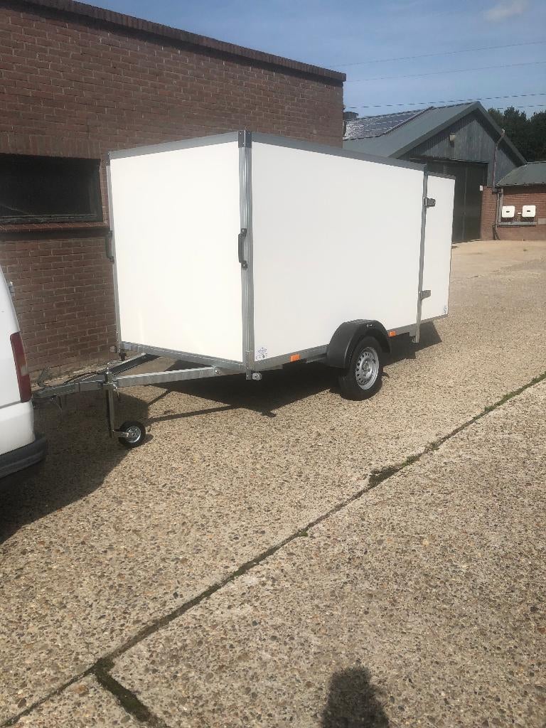 nieuwe gesloten aanhangwagens,ongeremd .met gratis neuswiel