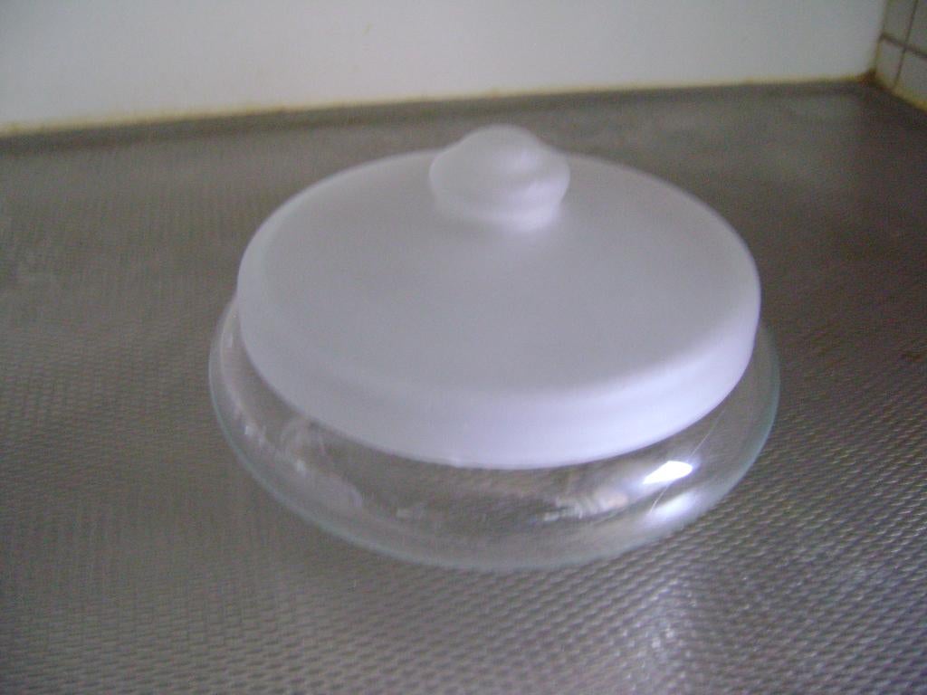 Mooie koekschaal met gesatineerde deksel 16,5cm diameter, Antiek en Kunst, Antiek | Glas en Kristal, Ophalen of Verzenden