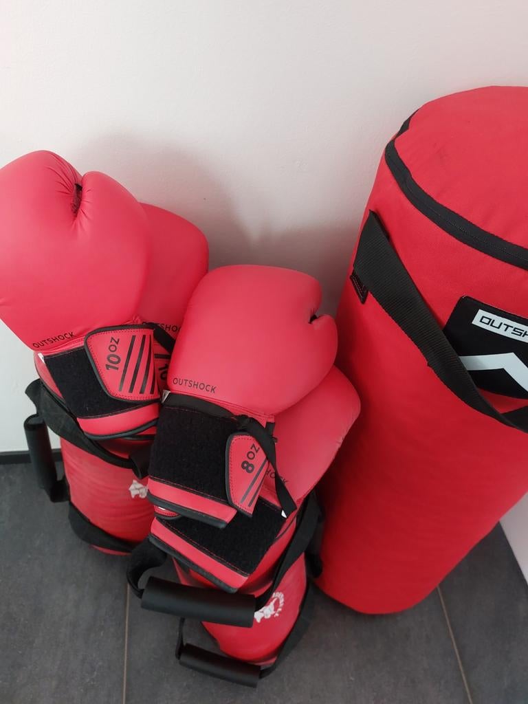 Outshock bokszak 2sets gloves 2 Ironbull zakken (5kg -10kg), Sport en Fitness, Maat XL, Ophalen of Verzenden, Zo goed als nieuw