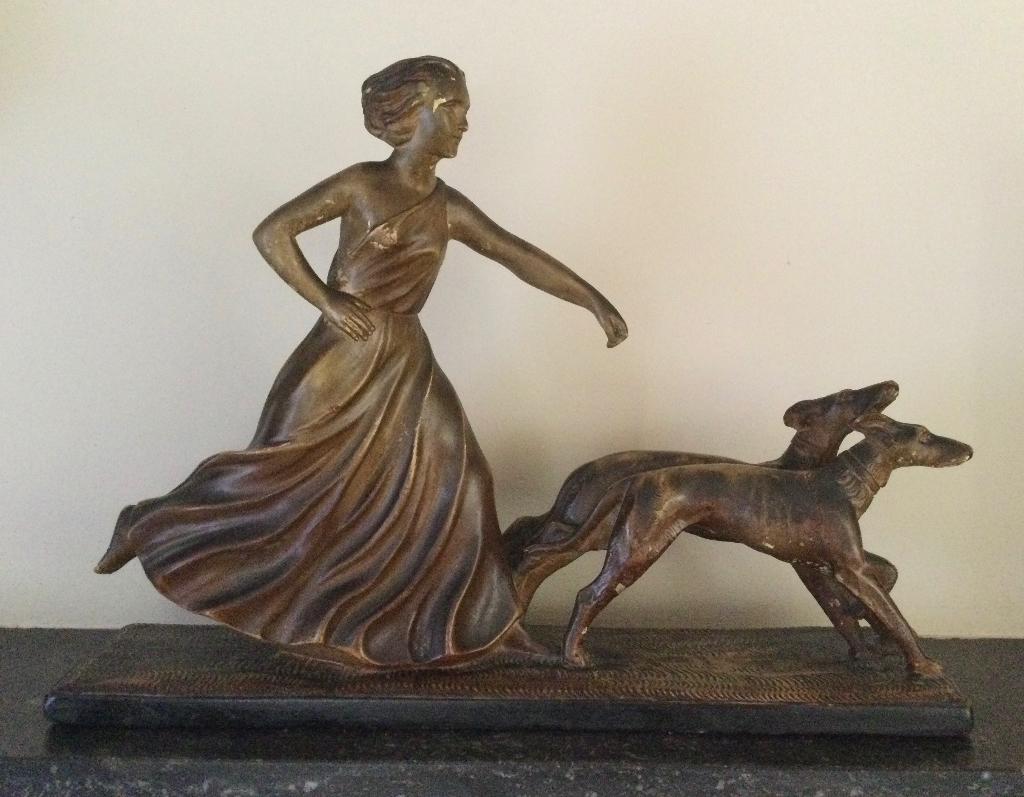 Art Deco sculptuur gips  dame met 2 hazewindhonden gemerkt, Antiek en Kunst, Ophalen