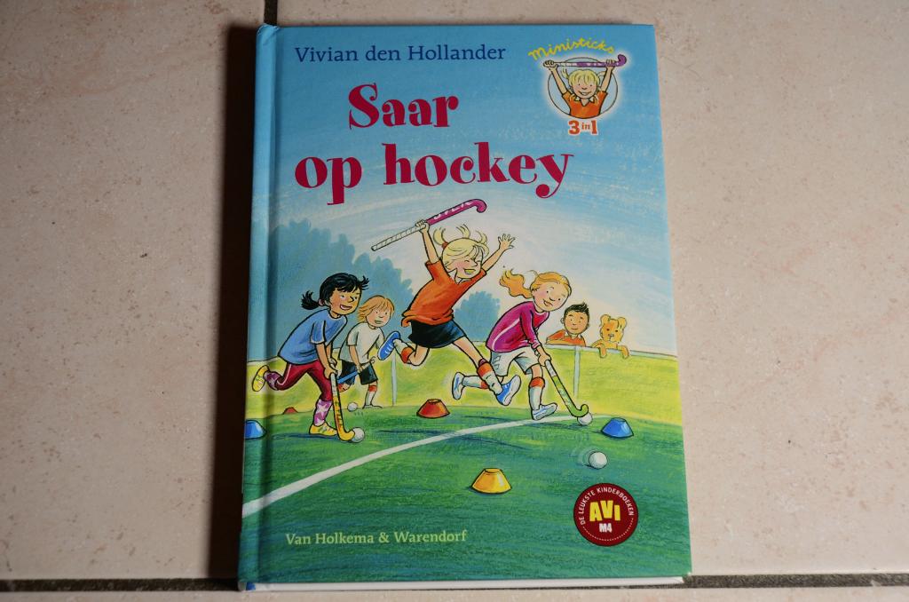 Ministicks Saar op hockey / Vivian den Hollander AVI M4 , Boeken, Ophalen of Verzenden, Zo goed als nieuw, Fictie algemeen