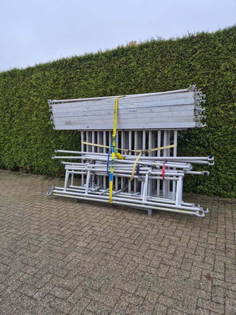 Mooi groot aluminium rolsteiger met opslagbok, Ophalen of Verzenden, Gebruikt, Rolsteiger of Kamersteiger, 5 meter of hoger