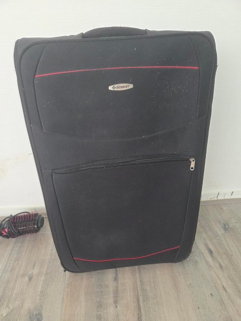 Twee koffers, een rode en een zwarte, Sieraden, Tassen en Uiterlijk, Koffers, Ophalen of Verzenden, Gebruikt, Hard kunststof, Wieltjes