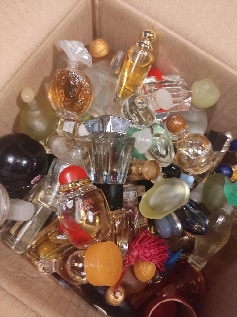 Parfum, Verzamelen, Parfumverzamelingen, Ophalen, Zo goed als nieuw, Miniatuur
