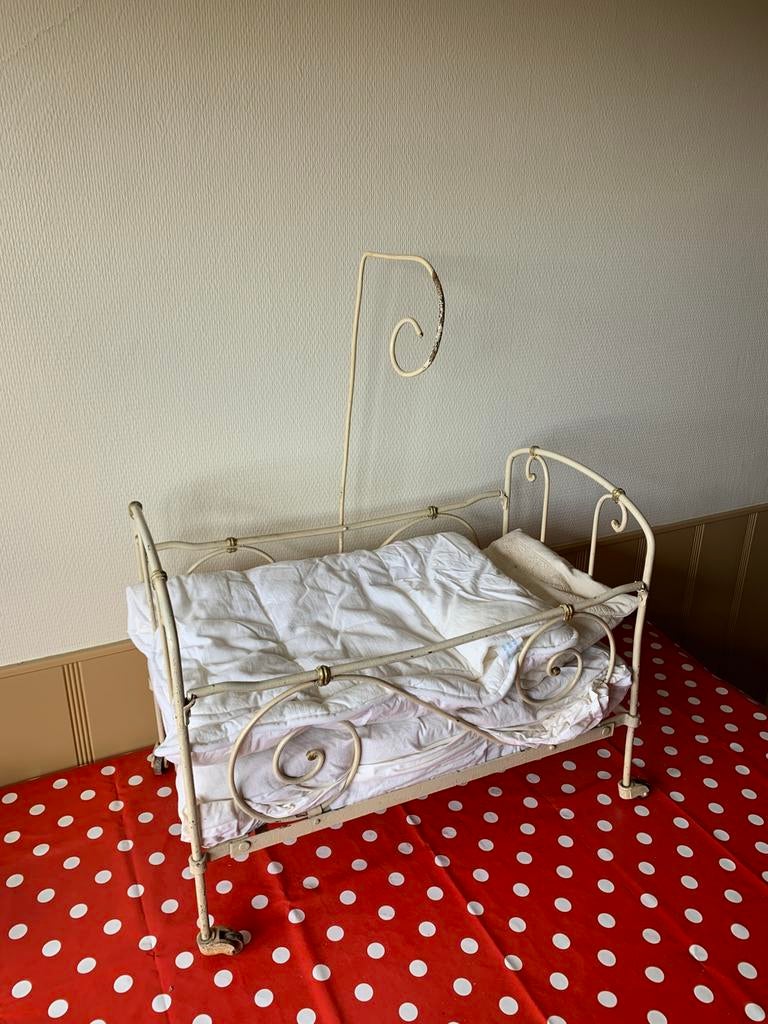 Antiek vintage poppenwiegje – met beddengoed, Antiek en Kunst, Antiek | Speelgoed, Ophalen