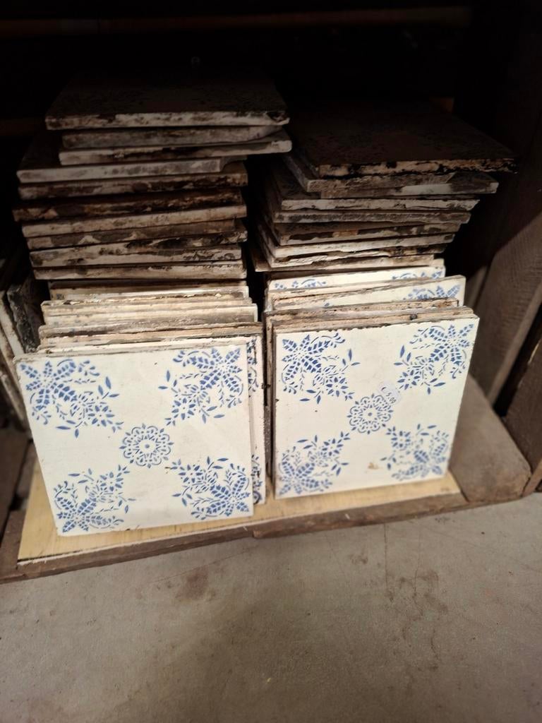 Oude decoratieve wandtegels met diverse patronen, Ophalen