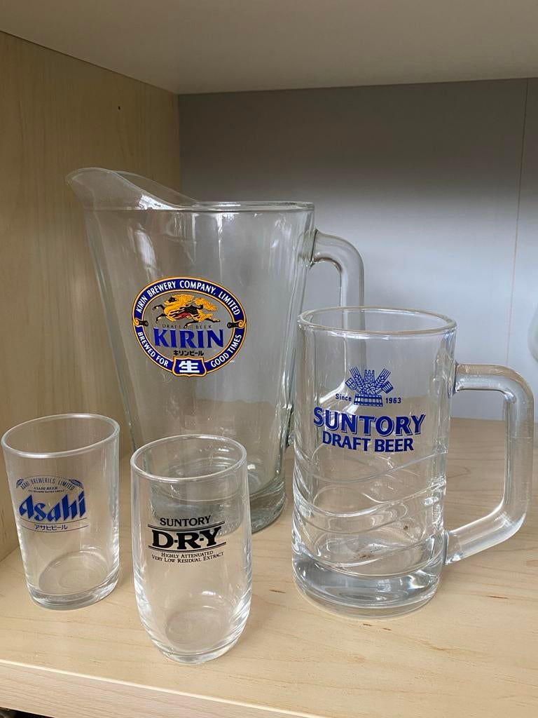 Bierglazen en bierkan van Aziatische biermerken, Verzamelen, Biermerken, Ophalen of Verzenden, Zo goed als nieuw, Glas of Glazen