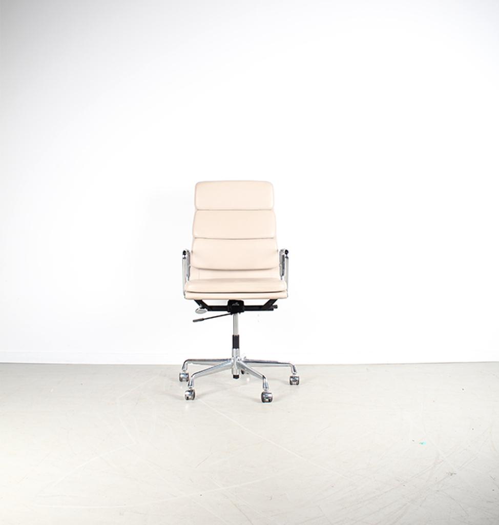 1x Vitra Eames EA 219 Bureaustoel Softpad Clay Leer – Chroom, Niet ingevuld, Niet ingevuld, Ophalen of Verzenden, Zo goed als nieuw