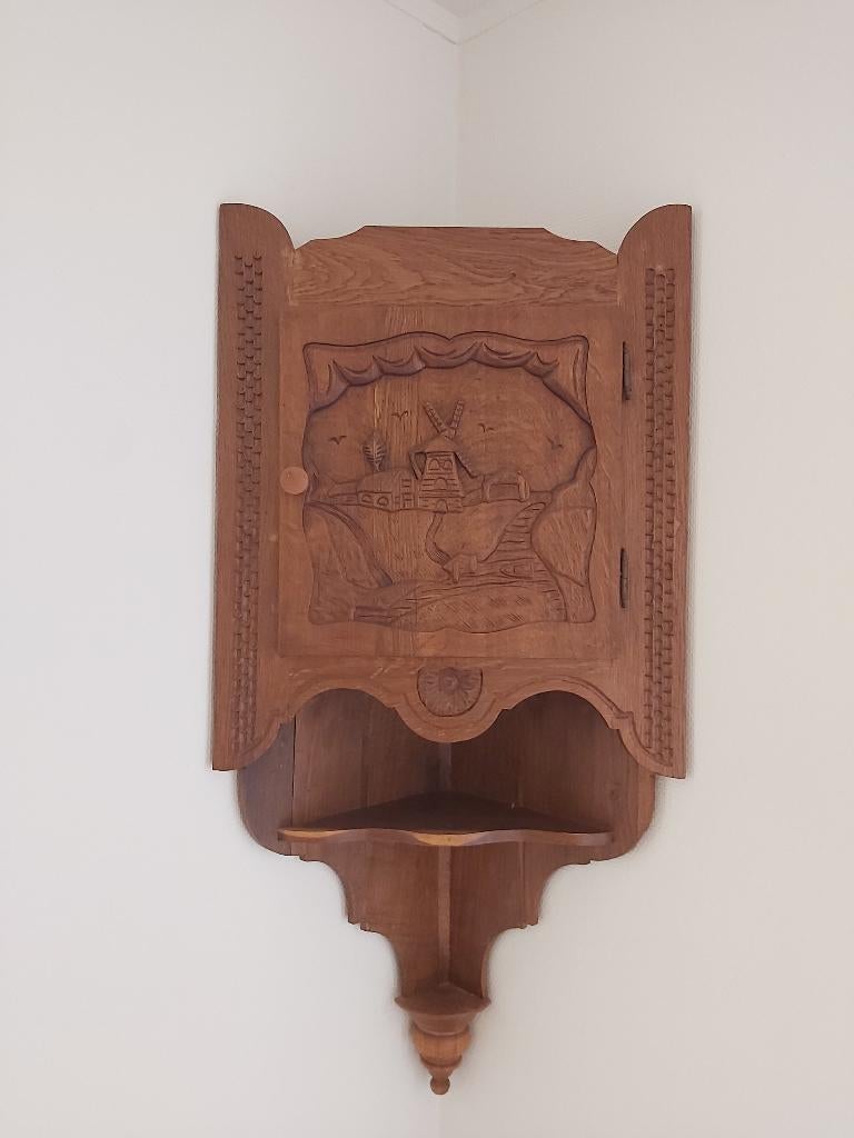 Hangend oud eiken hoekkastje., Ophalen