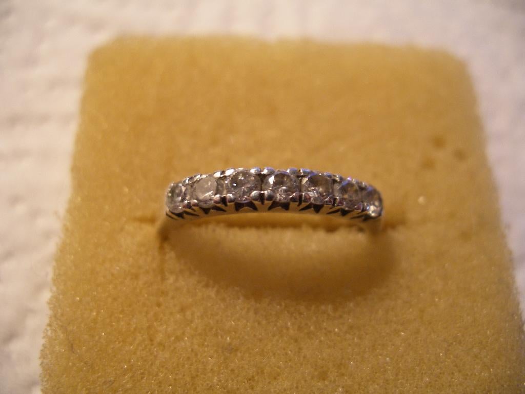 Een mooie Smalle Zilveren Ring met Zirkonia steentjes, Verzenden, Zilver, Ring