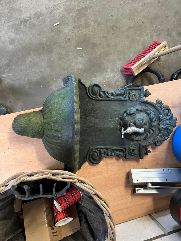 Antieke gietijzeren wandfontein met leeuwenkop, Ophalen, Gebruikt, Gietijzer, Fontein