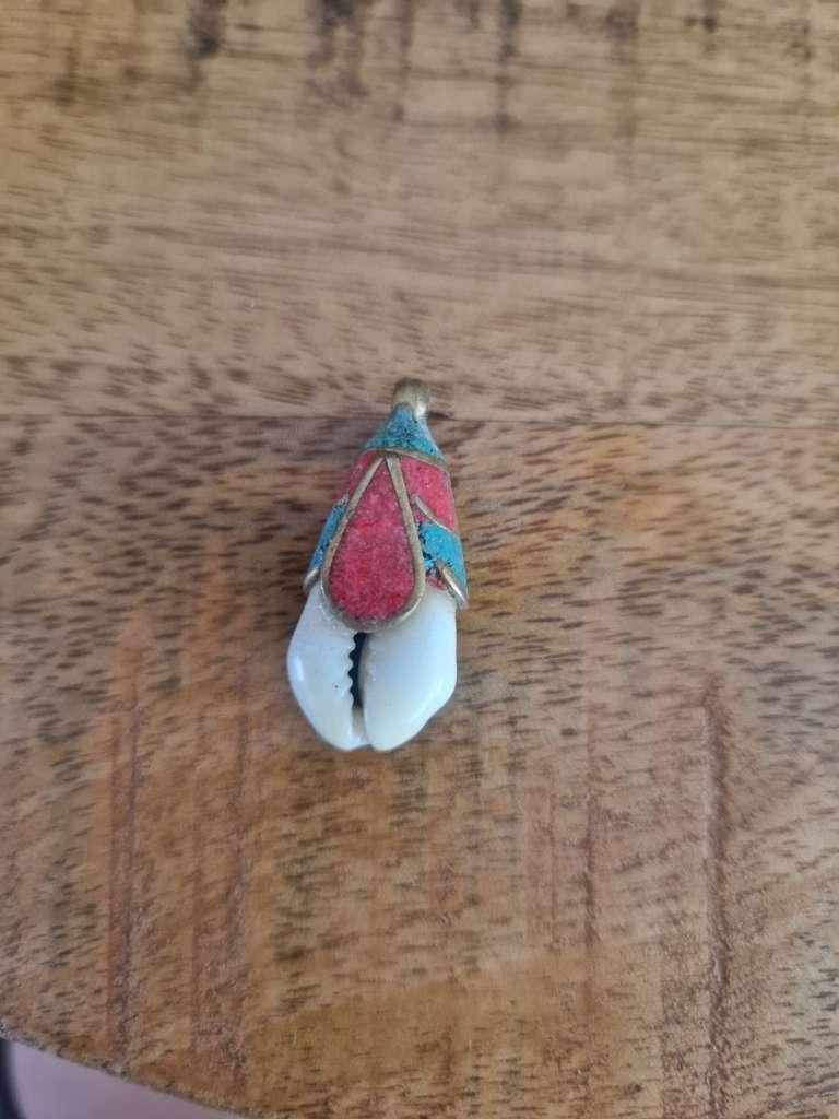 Antieke, Tibetaanse hanger. Schelp met turquoise en koraal., Ophalen of Verzenden, Zilver, Hanger, Met edelsteen