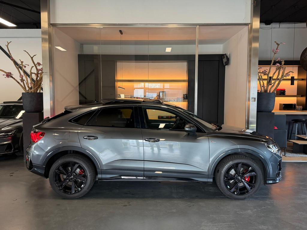 Audi Q3 Sportback 35 TFSI S line Panorama RS-seats 06-2025, Zwart, 4 cilinders, 150 pk, Adaptive Cruise Control
