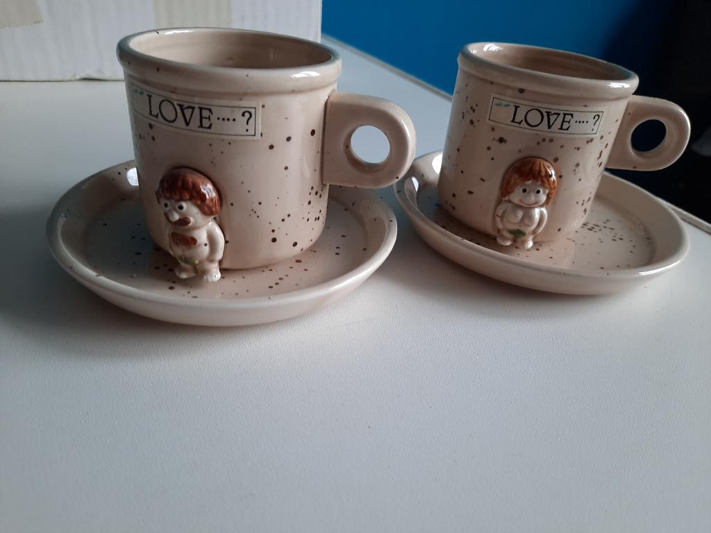 2 kop en schotels, love, met mannetje en vrouwtje, Ophalen of Verzenden, Aardewerk, Overige stijlen, Kop(pen) en/of Schotel(s)