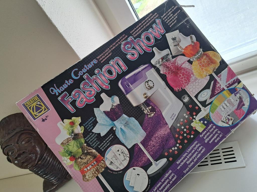 Haute Couture Fashion Show: Maak je eigen Barbie outfits!, Ophalen of Verzenden, Naaimachine, Overige merken