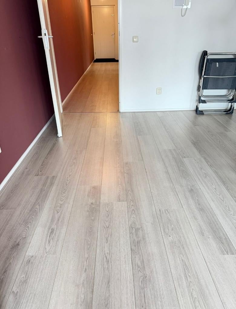 70m2 klik laminaat grijs eiken kleur incl ondervloer., Ophalen, 50 tot 150 cm, Zo goed als nieuw, 10 m² of meer