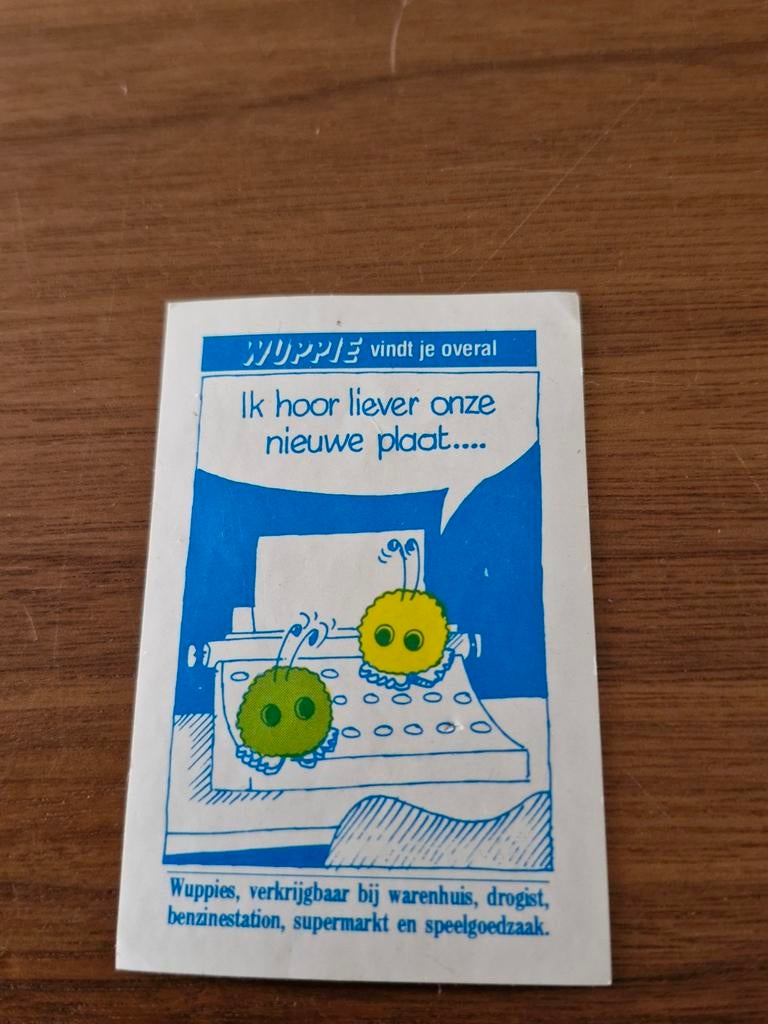 6823 Wuppie sticker "Ik hoor liever onze nieuwe plaat....", Verzamelen, Ophalen of Verzenden