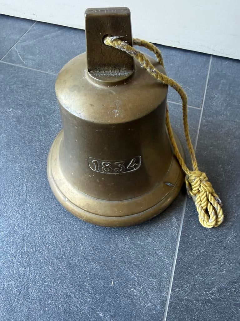 Koperen bel met klepel 13hoog en 16breed, Ophalen of Verzenden, Koper