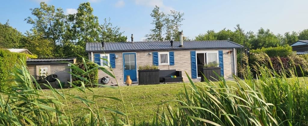 Waterchalet aan vaarwater met 2 ligplaatsen en zwemtrap., Vakantie, Internet, 2 slaapkamers, Landelijk, Friesland