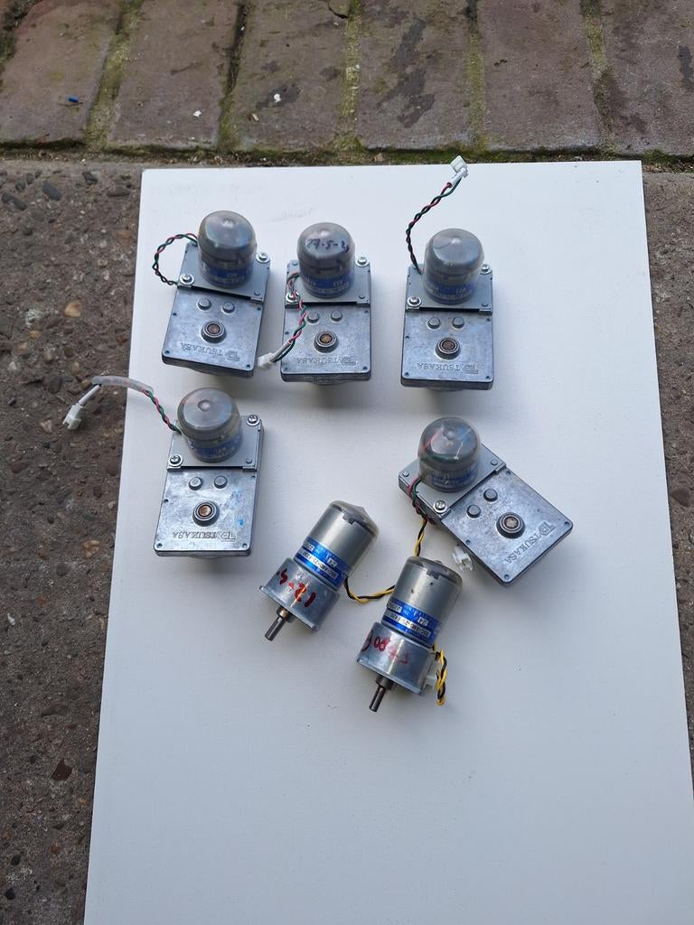 Partij van 7 kleine elektromotoren met tandwielkast, Ophalen of Verzenden