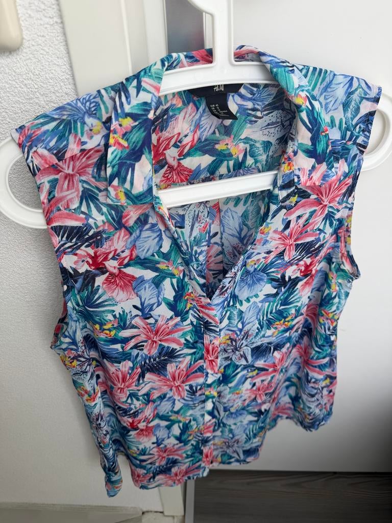 H&M mouwloze blouse met bloemenprint- Maat 42, Blauw, Maat 42/44 (L), Ophalen of Verzenden, Zo goed als nieuw