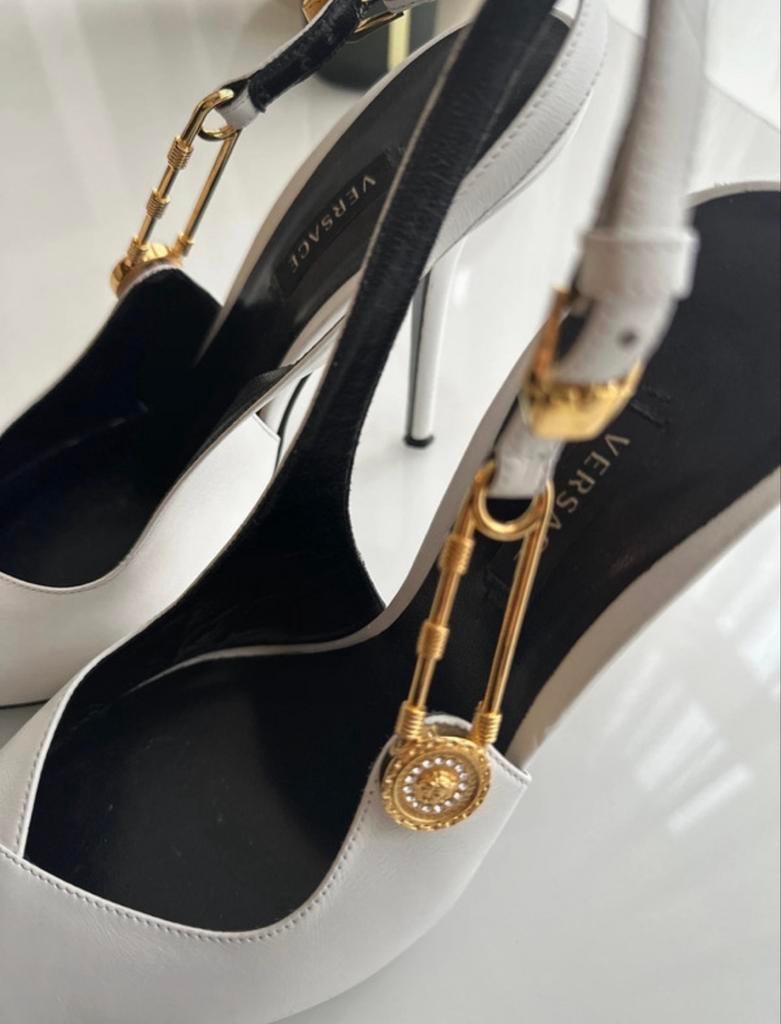 Versace Medusa Safety Pin Slingback Pumps - Maat 38, Kleding | Dames, Ophalen of Verzenden, Gedragen, Wit, Pumps