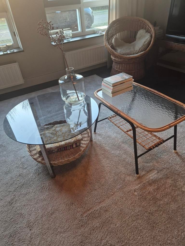 Vintage salontafel met glazen blad en rieten mand, Ophalen, Gebruikt, 50 tot 100 cm, Minder dan 50 cm