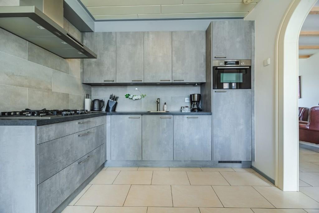 Moderne betonlook hoekkeuken uit 2021 –compleet GEDEMONTEERD