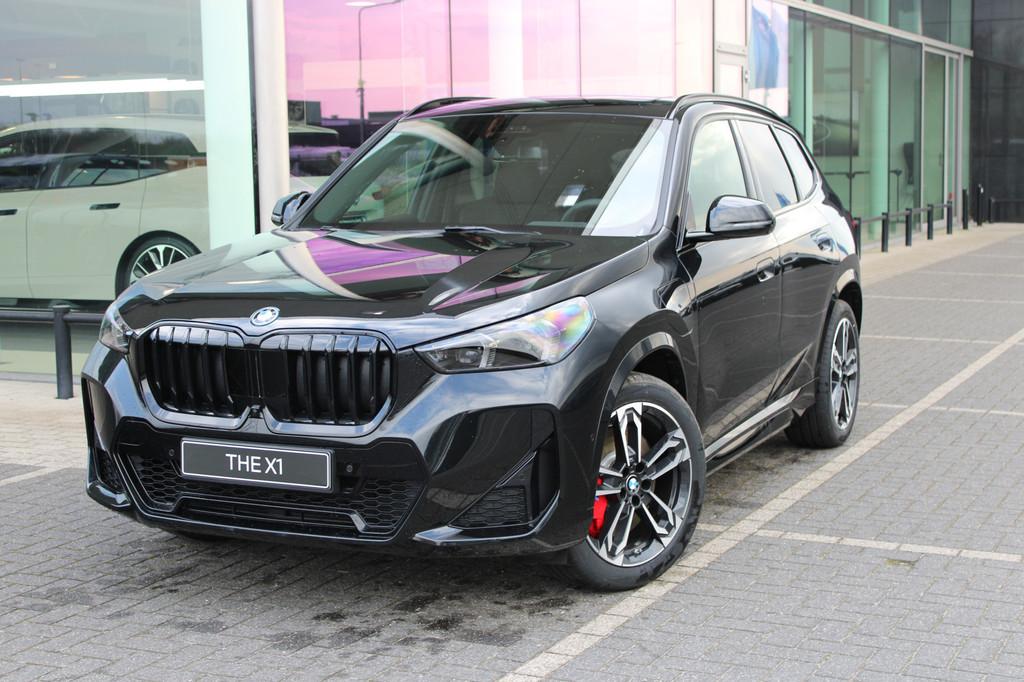 BMW X1 xDrive25e High Executive M Sport Automaat / Panoramad, Zwart, Zwart, Bedrijf, 3 cilinders