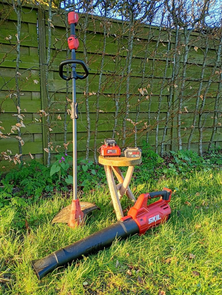 Skil 20v trimmer, bladblazer, accu's + lader, Tuin en Terras, Ophalen, Zo goed als nieuw, Accu