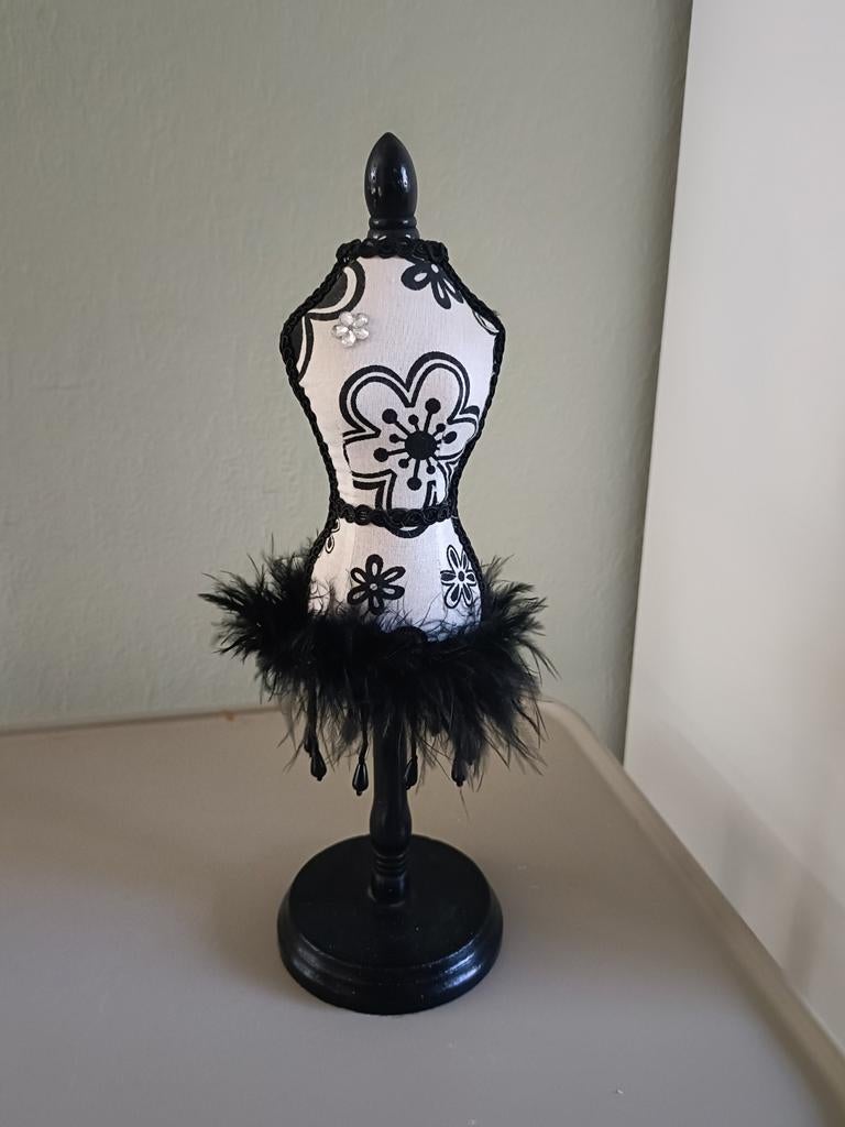 Decoratieve paspop, Verzenden