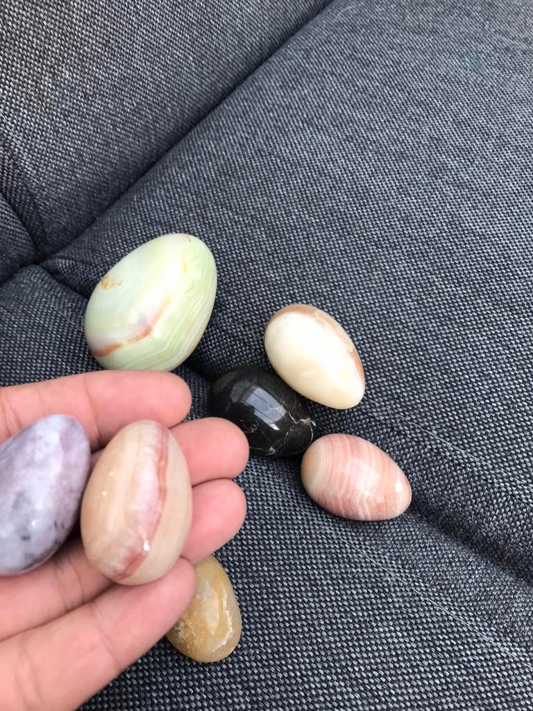 Een verzameling eieren gemaakt van stenen, Verzamelen, Mineralen en Fossielen, Ophalen of Verzenden