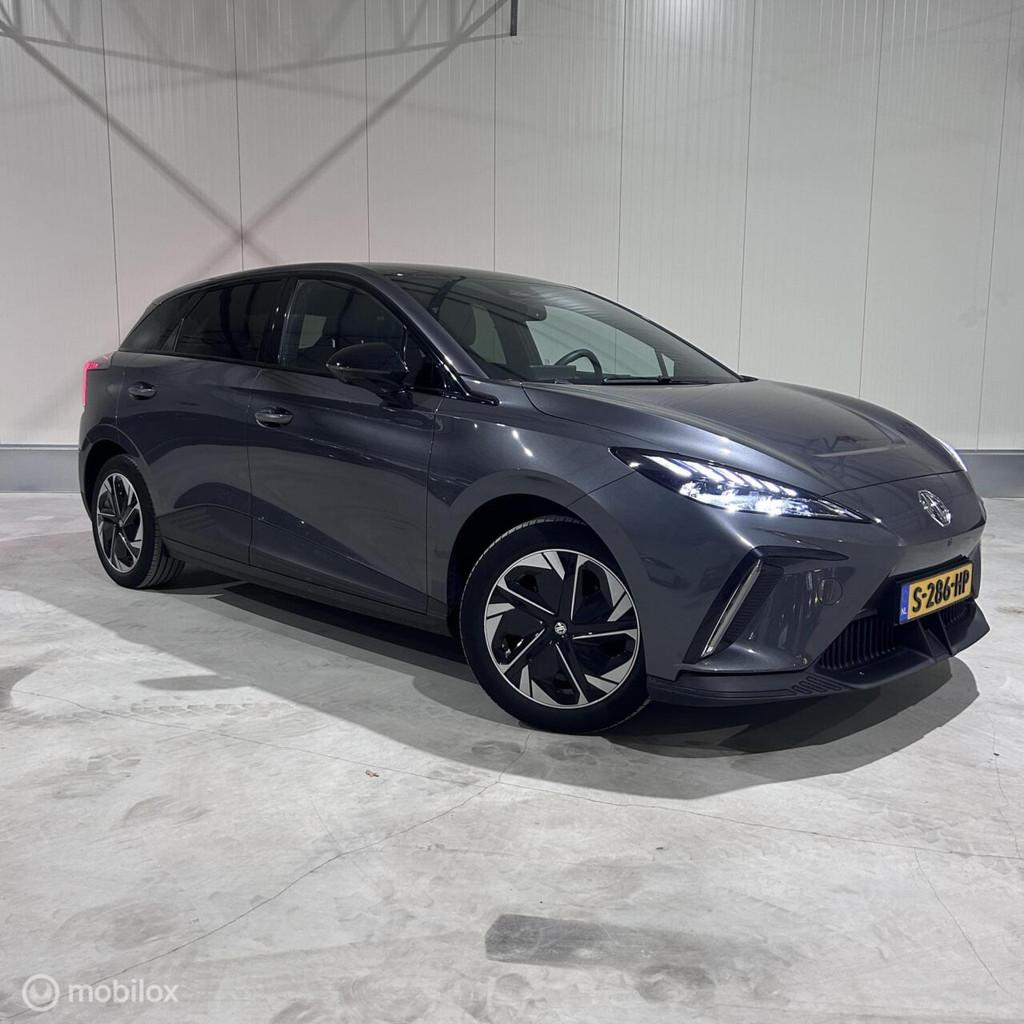 MG 4 Luxury 64 kWh, Auto's, MG, Achterwielaandrijving, Origineel Nederlands, Zilver of Grijs, 500 kg