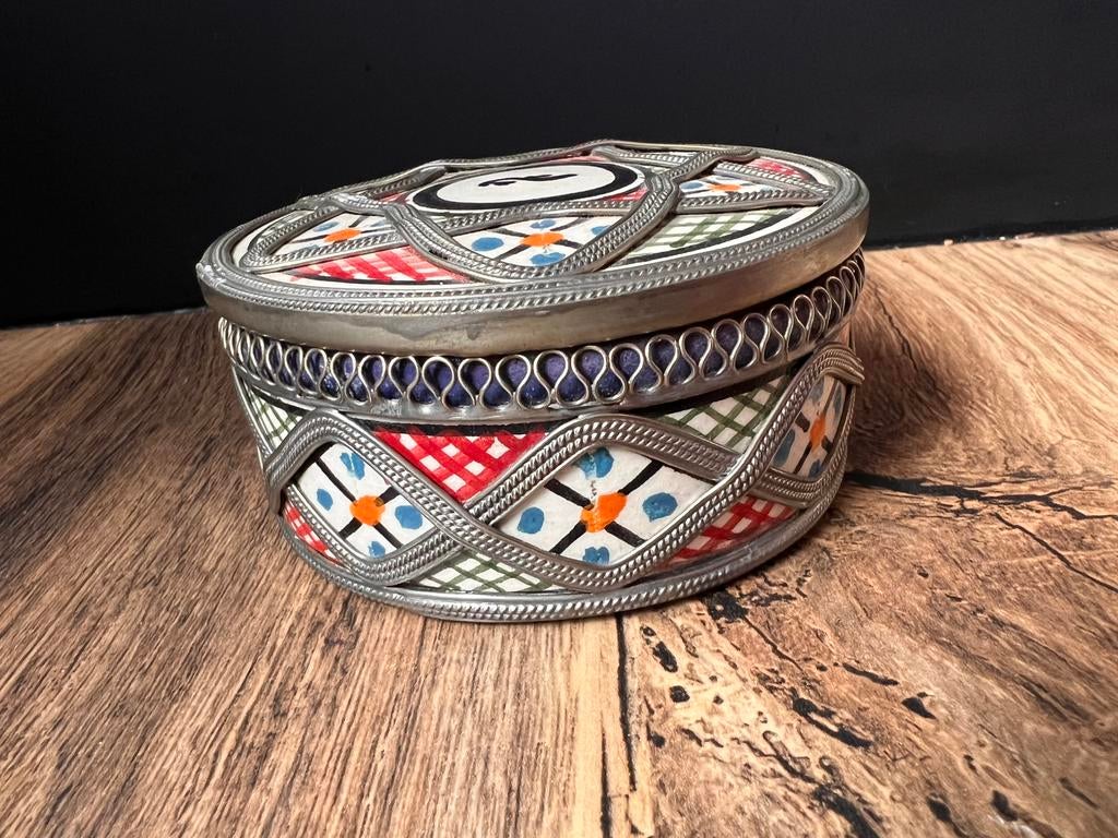 Decoratieve Marokkaanse Keramische Doos met Metaalwerk, Ophalen of Verzenden