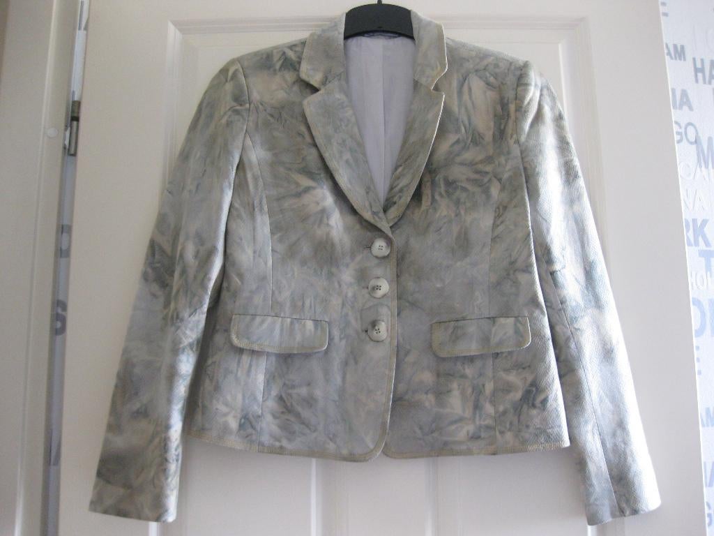 Nieuwe suedine blazer van B Three, maat 40, Kleding | Dames, Jasjes, Kostuums en Pakken, Maat 38/40 (M), Verzenden, Beige, Nieuw