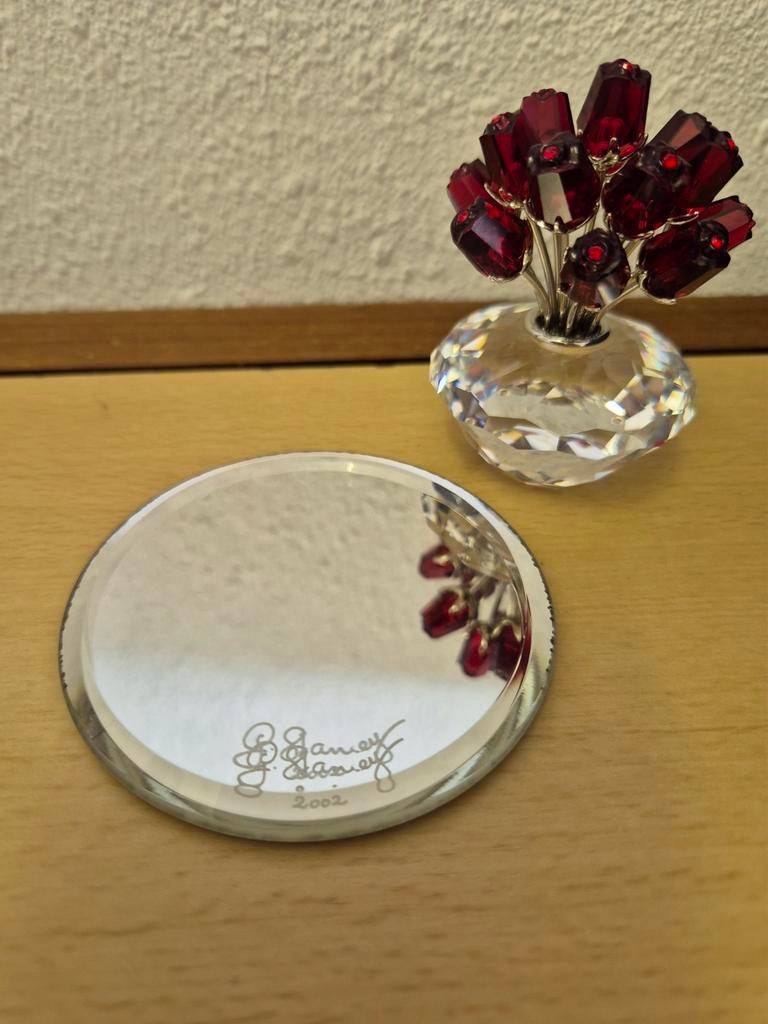 Swarovski vaasje met rode rozen, Ophalen of Verzenden, Zo goed als nieuw, Figuurtje