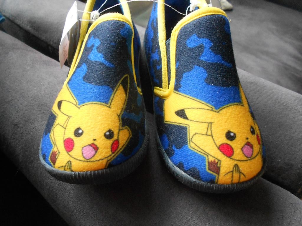 blauwe Pokémon Pikachu pantoffels maat 28, Kinderen en Baby's, Kinderkleding | Schoenen en Sokken, Ophalen, Pokemon, Jongen of Meisje